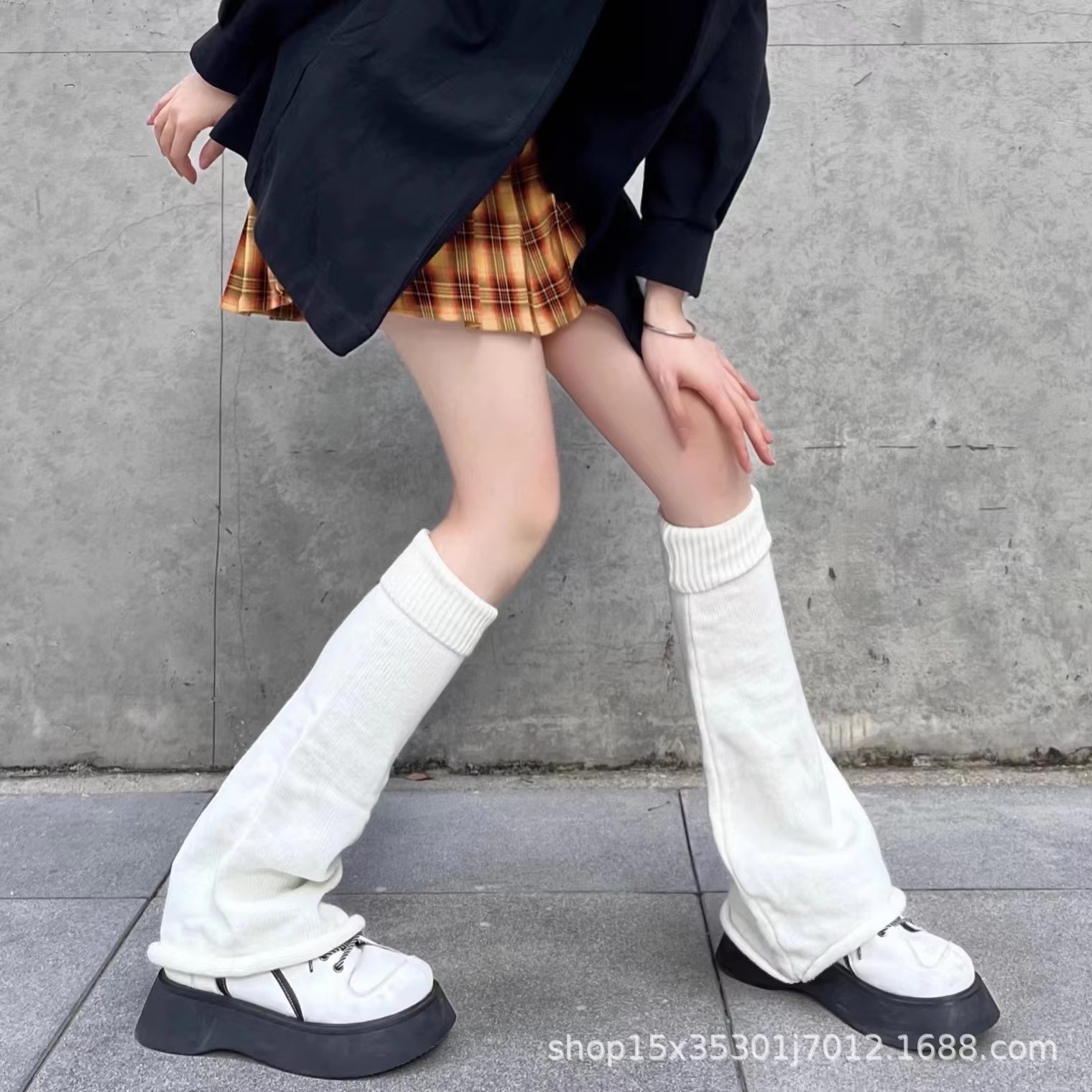 女性用レッグウォーマー 秋と冬 ワイドレッグ ブラック ホワ - Winter Clothing Leg Warmers のレビューと価格